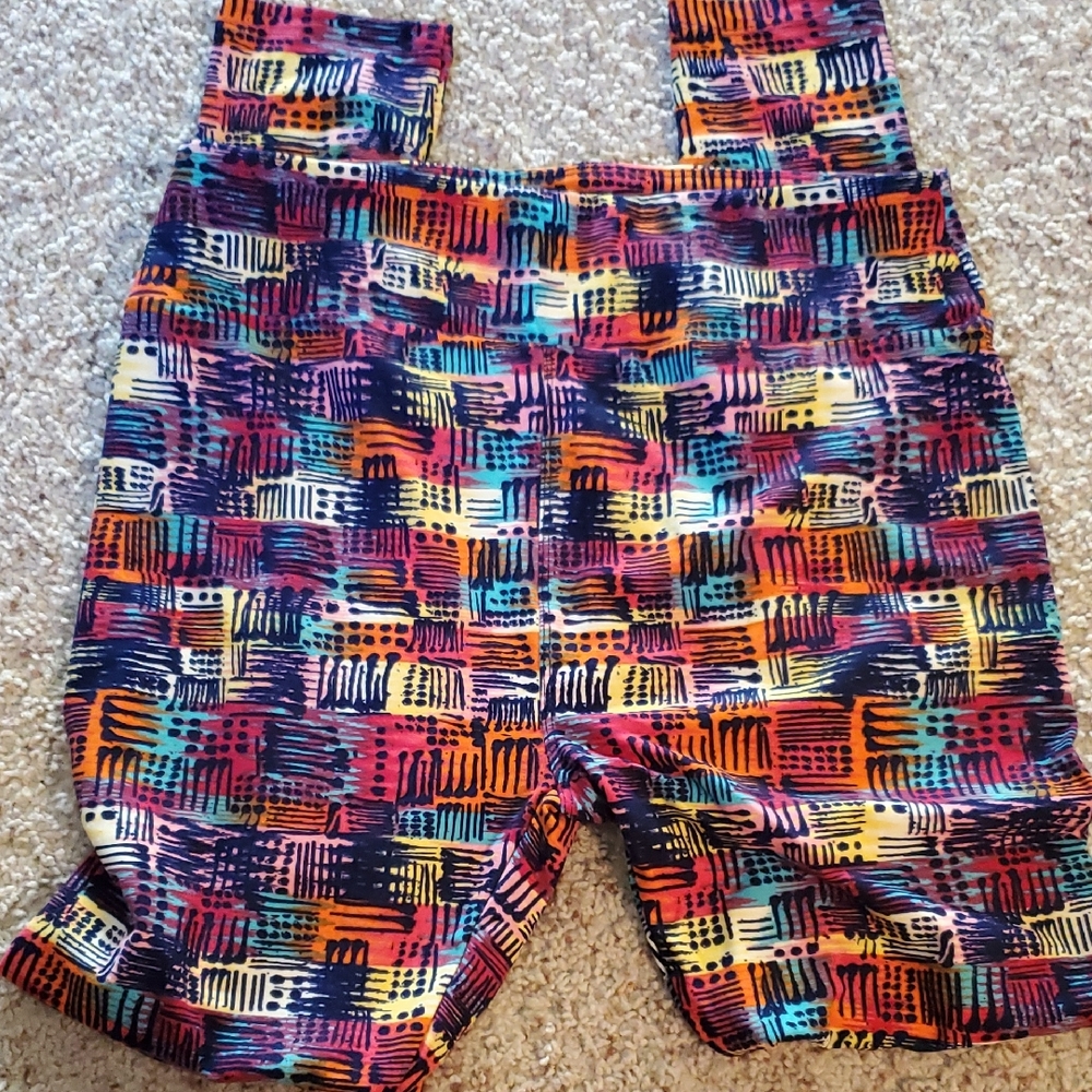 #L024 (CH) NWOT LuLaRoe Leggings With A Vibrant Patchwork Design.